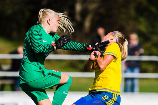 Norges målvakt Hanne Larsen springer ihop med Sveriges