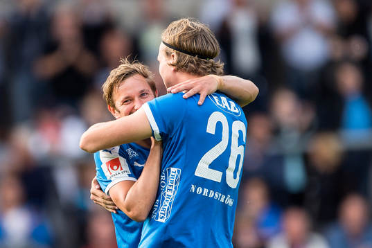 Halmstads Fredrik Olsson (v) har gjort 2-2 och jublar