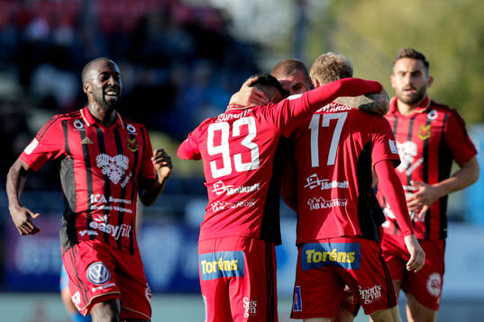 Östersunds Curtis Edwards  jublar med lagkamrater