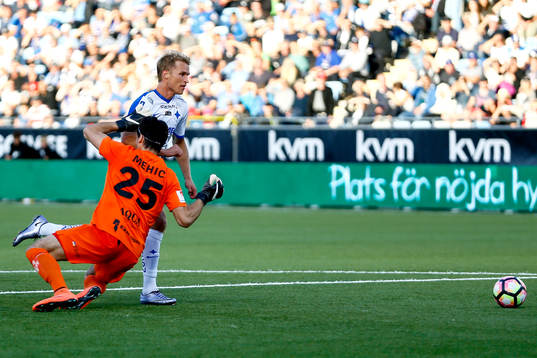 Norrköpings Sebastian Andersson rundar Jönköpings