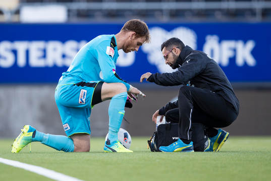 Helsingborgs målvakt Tomer Chencinski har ont
