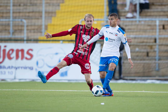 Helsingborgs Jordan Larsson mot Östersunds Curtis Edwards