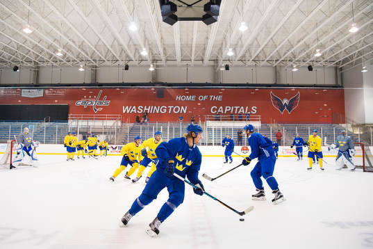 Nicklas Bäckström kontrollerar pucken