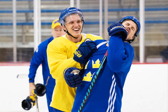 Jakob Silfverberg och Erik Karlsson skojar med varandra