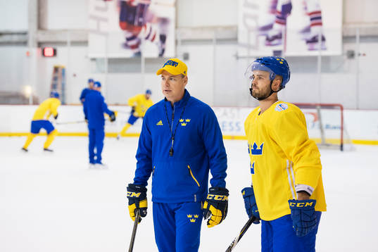 Förbundskapten Rikard Grönborg och Niklas Hjalmarsson