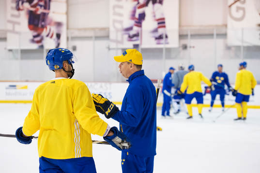 Niklas Hjalmarsson och förbundskapten Rikard Grönborg