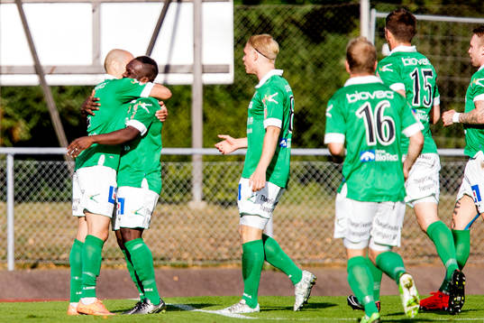 Ljungskiles Ahmed Suleiman jublar med lagkamrater