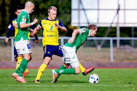 Ljungskiles spelare försöker stoppa Ängelholms Christian