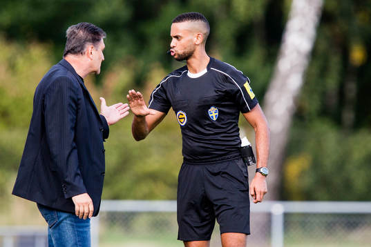 Ljungskiles tränare Zoran Lukic  i diskussion med domaren