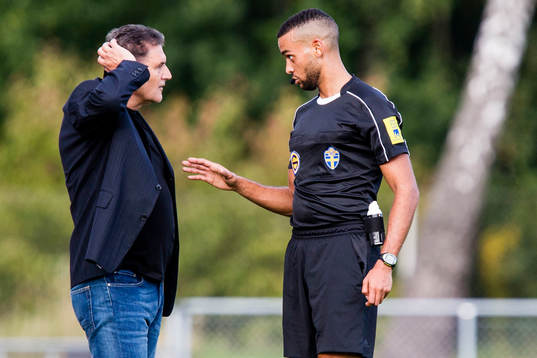 Ljungskiles tränare Zoran Lukic  i diskussion med domaren