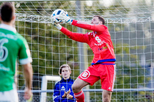 Ängelholms målvakt Carl Lindell räddar