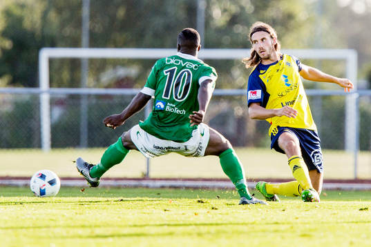 Ljungskiles Ahmed Suleiman (ryggen åt kameran) och
