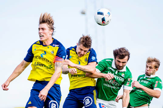 Ängelholms och Ljungskiles spelare nickar