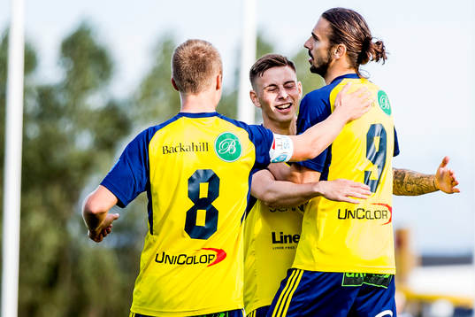 Ängelholms Christian Ljungberg (ryggen åt kameran),