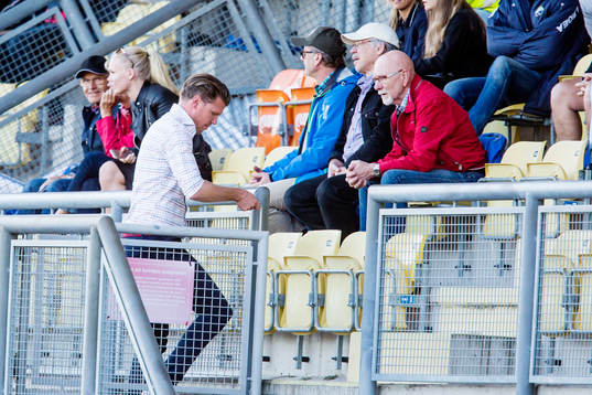Ängelholms tränare Christian Järdler blir uppskickad på