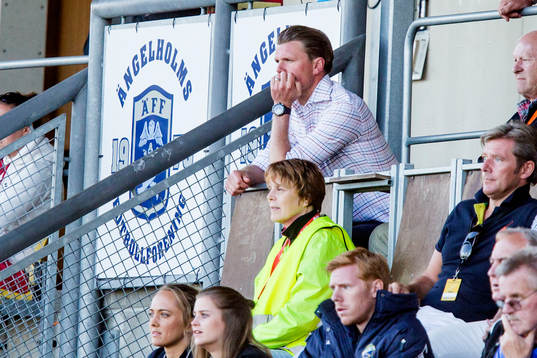 Ängelholms tränare Christian Järdler blir uppskickad på