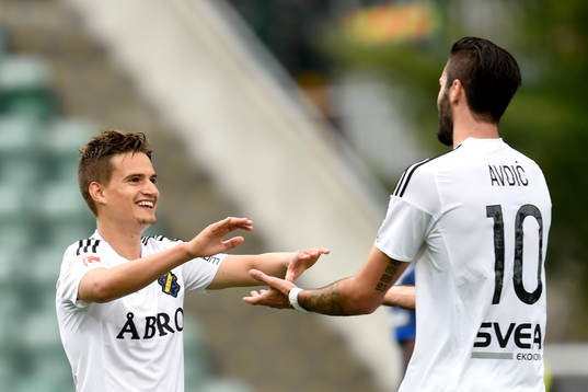 s Amin Affane och Denni Avdic jublar efter0-2 av Affane