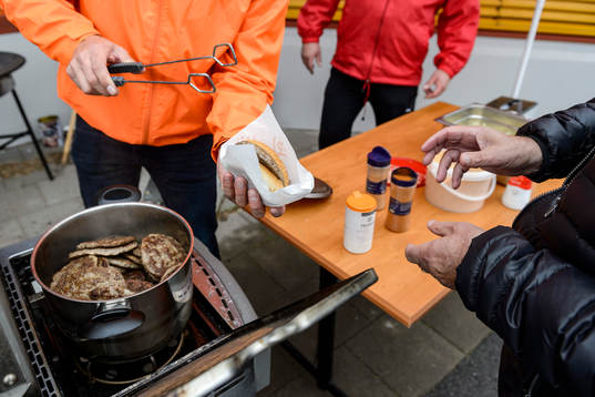 Generell bild på när hamburgare serveras