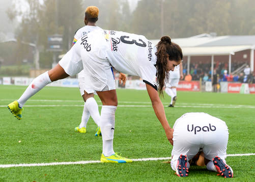 Umeås Sabrina Henriksson (v) och Fanny Hjelm (h) deppar