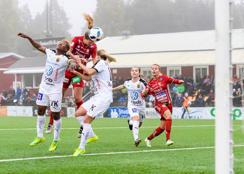 Piteås Nina Jakobsson i nickduell med Umeås Rita Chikwelu