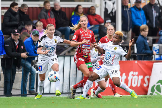 Piteås Nina Jakobsson i kamo med Umeås Rita Chikwelu