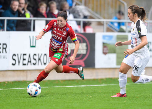 Piteås Josefin Johansson jagas av Umeås Fanny Hjelm