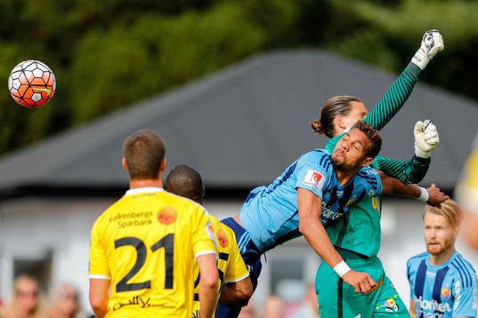 Falkenbergs målvakt Otto Martler och Djurgårdens Mathias