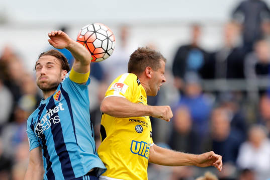 Djurgårdens Kevin Walker och Falkenbergs Stefan Rodevåg