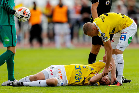 Falkenbergs Rasmus Sjöstedt ser till Stefan Rodevåg