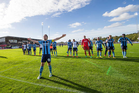 Djurgårdens Kevin Walker och resten av laget jublar