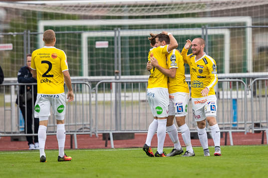 Falkenbergs Rasmus Sjöstedt (med ryggen i bild) och Jesper