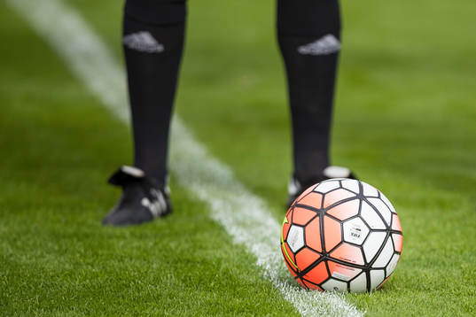 Matchbollen ligger framför domarna