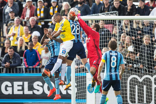Falkenbergs Felipe Carvalho  och Djurgårdens målvakt