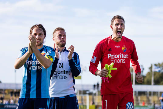 Djurgårdens Kevin Walker och Tinotenda Kadewere och
