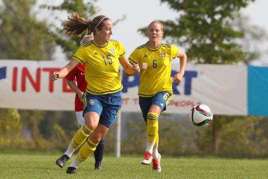 Sveriges nummer 15 Anna Platin och 6 Agnes Nyberg