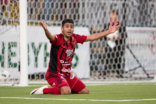 Östersunds Hosam Aiesh deppar