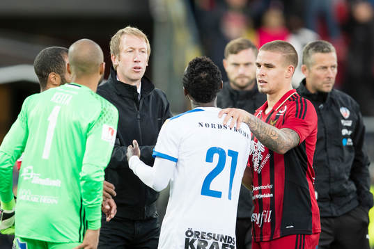 Östersunds tränare Graham Potter pratar med Helsingborgs