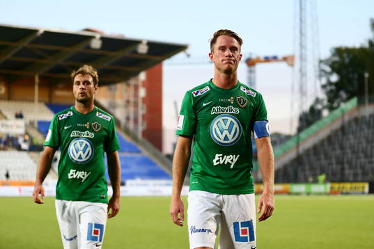 Jönköpings Tommy Thelin  och Tom Siwe går deppandes av