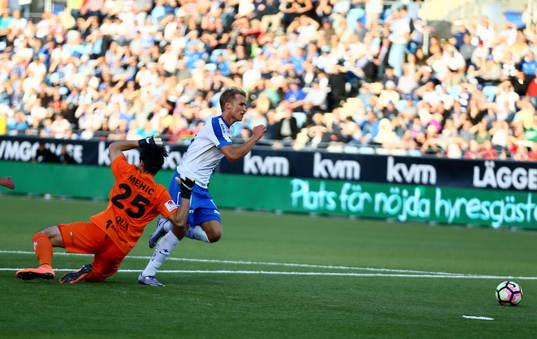Norrköpings Sebastian Andersson tar sig förbi