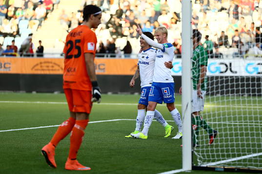 Norrköpings Karl Holmberg har gjort mål och jublar med