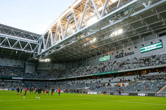 Örebros spelare värmer upp inne på Tele2 arena före