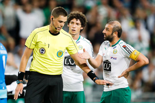 Hammarbys Joseph Aidoo och Kennedy Bakircioglu i samtal med