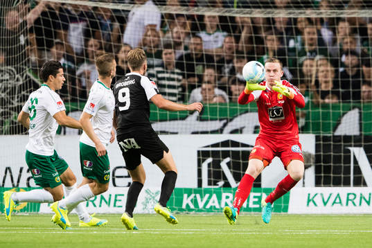 Örebros Martin Broberg med ett anfall som Hammarbys