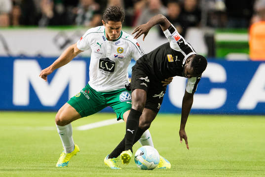 Hammarbys David Boo Wiklander i kamp om bollen med Örebros