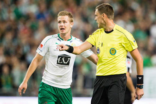 Hammarbys Erik Israelsson talar med domare Magnus Lindgren