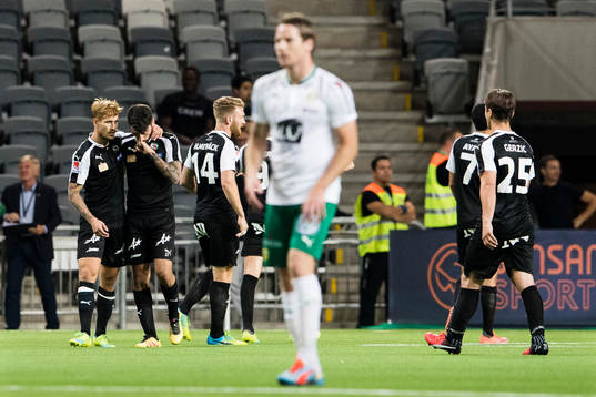Örebros Daniel Björnqvist och Nahir Besara jublar