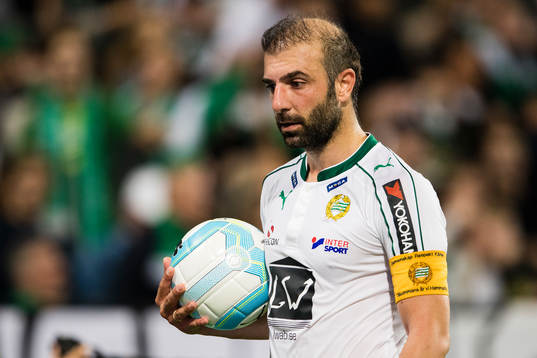 Hammarbys Kennedy Bakircioglu med bollen