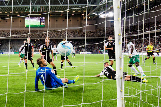 Örebros målvakt Oscar Jansson släpper in 1-0 genom ett