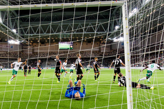 Örebros målvakt Oscar Jansson släpper in 1-0 genom ett