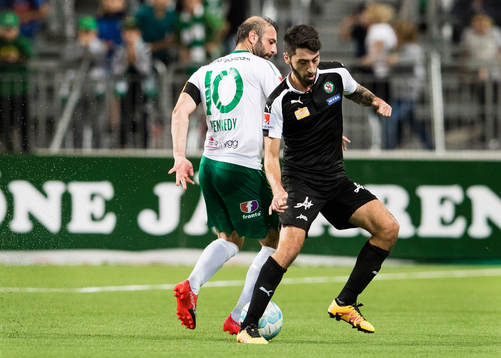 Hammarbys Kennedy Bakircioglu i kamp om bollen med Örebros